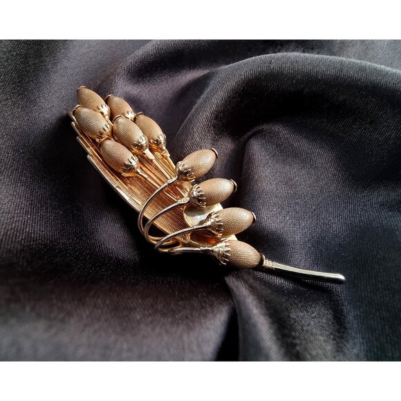 Rare Find Vintage HATTIE CARNEGIE Signed Gold Bronze Tone Lily Brooch Pin - Picture 1 of 6